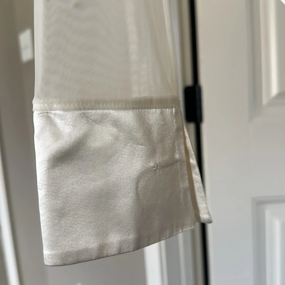 White - Picture 3 of 6